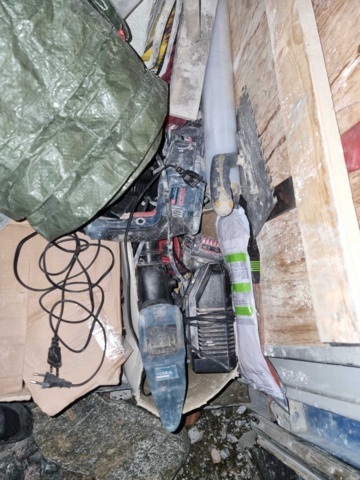 992168-23 8 foot container incl. tools, etc