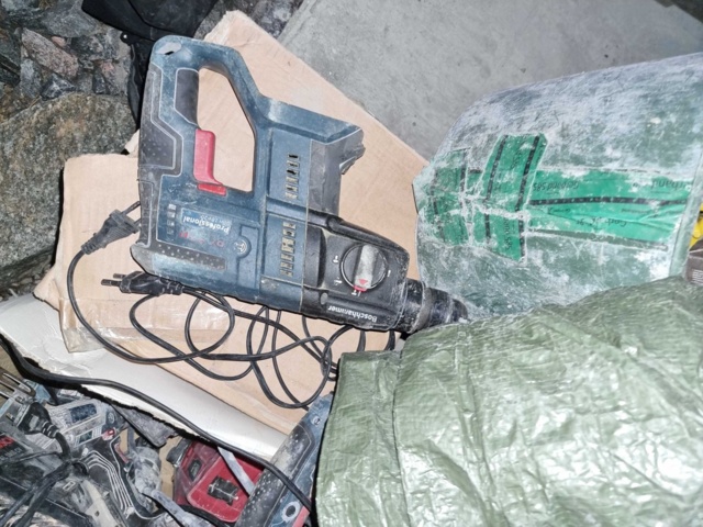 992168-24 8 foot container incl. tools, etc