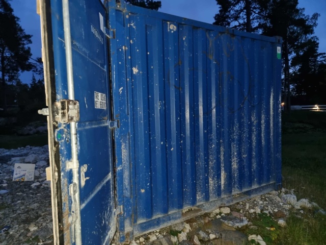 992168-30 8 foot container incl. tools, etc