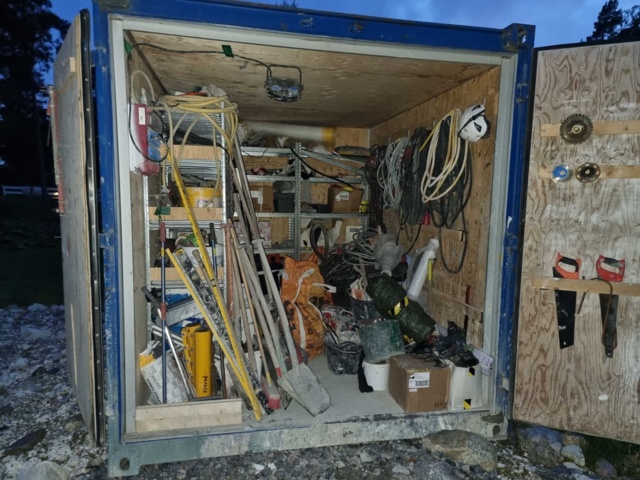 992168-1 8 foot container incl. tools, etc