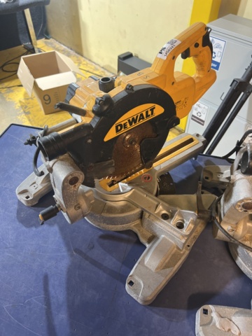 1050341-3 DeWalt 2-piece cut/groove saw defective