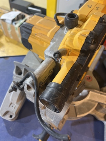 1050341-4 DeWalt 2-piece cut/groove saw defective