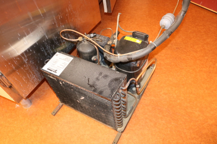 998754-12 Double freezer with disconnected compressor