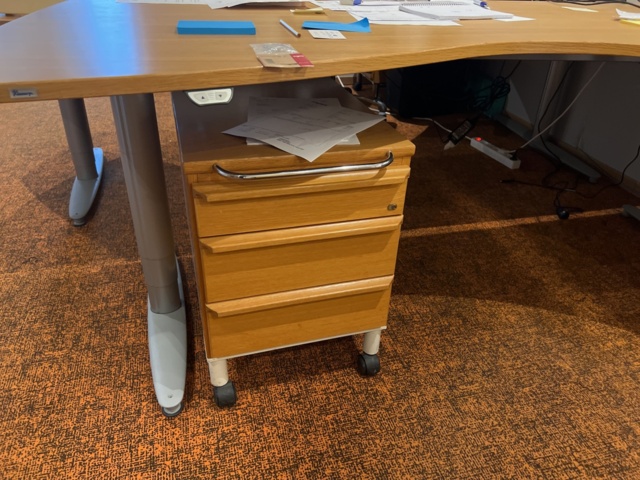919699-2 Electric desks, office chairs, lamps, lamps, etc