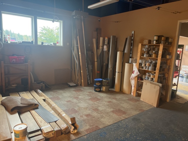 919709-2 Stock of floor mats, welding wire, parquet flooring, tools and accessories