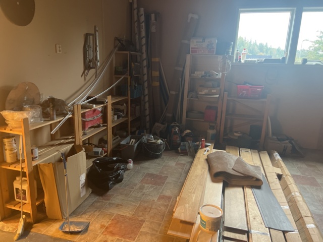 919709-3 Stock of floor mats, welding wire, parquet flooring, tools and accessories