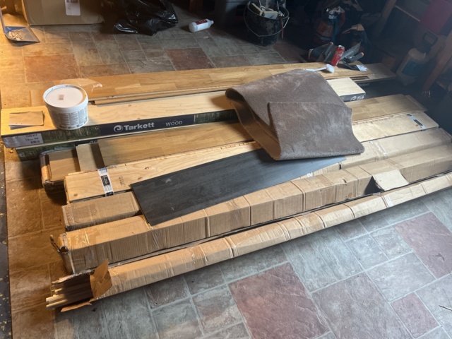 919709-12 Stock of floor mats, welding wire, parquet flooring, tools and accessories