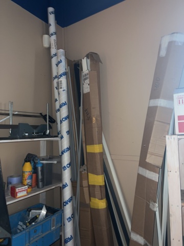 919709-17 Stock of floor mats, welding wire, parquet flooring, tools and accessories