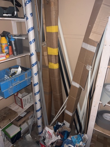 919709-18 Stock of floor mats, welding wire, parquet flooring, tools and accessories