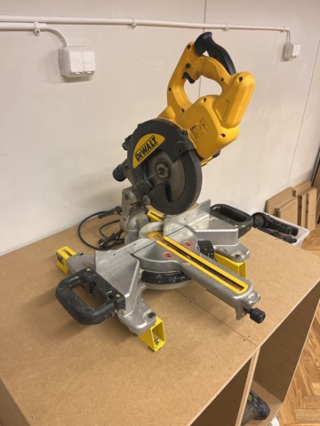 1078398-2 Kap & Gersåg Dewalt DWS773 -QS inkl Sågbord DE7033-XJ