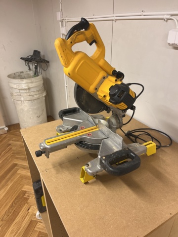 1078398-4 Kap & Gersåg Dewalt DWS773 -QS inkl Sågbord DE7033-XJ