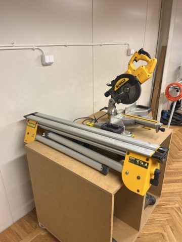 1078398-1 Kap & Gersåg Dewalt DWS773 -QS inkl Sågbord DE7033-XJ