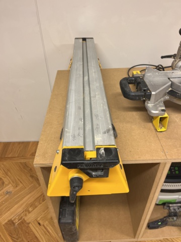 1078398-8 Kap & Gersåg Dewalt DWS773 -QS inkl Sågbord DE7033-XJ