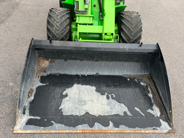 1102695-9 Compact loader Avant 630