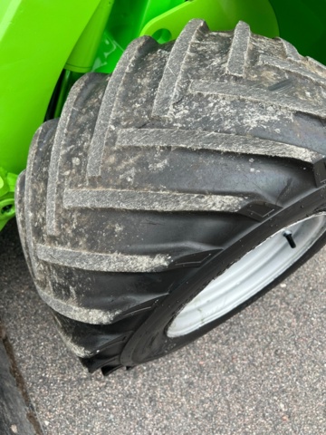 1102695-10 Compact loader Avant 630