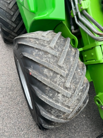 1102695-13 Compact loader Avant 630