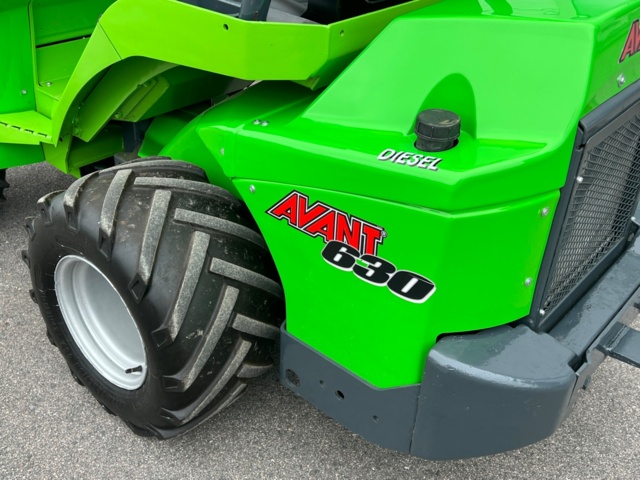 1102695-16 Compact loader Avant 630