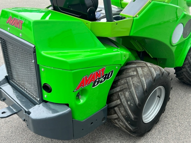 1102695-17 Compact loader Avant 630