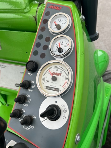 1102695-18 Compact loader Avant 630