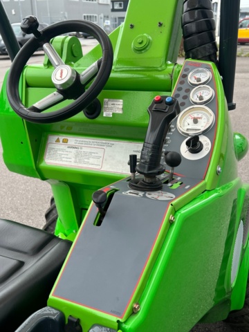 1102695-19 Compact loader Avant 630