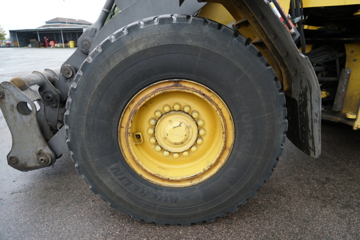 1103580-17 Loader Volvo L90E - 2002