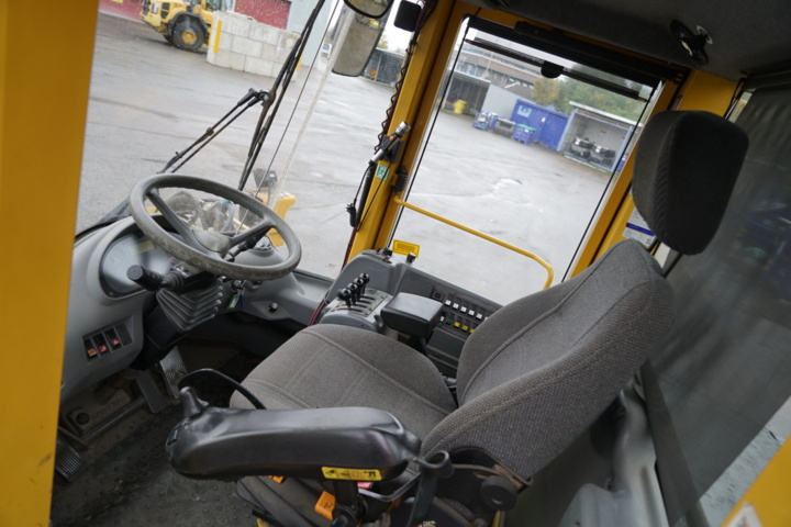 1103580-28 Loader Volvo L90E - 2002