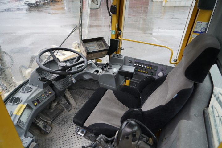 1103581-33 Loader Volvo L90C - 1996