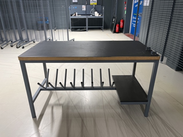 1039603-1 Servicebänk för skidor.