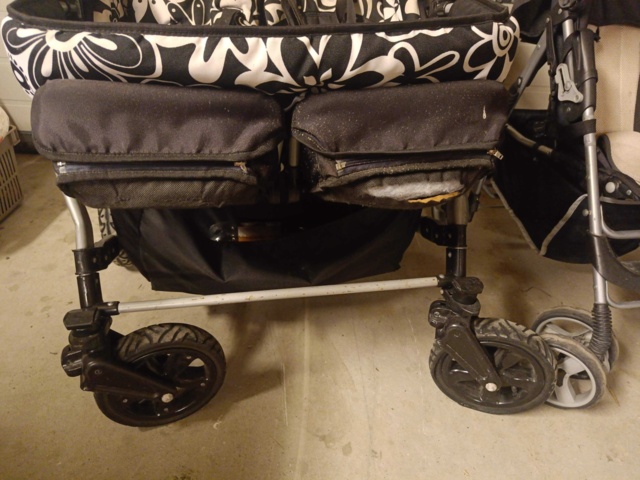 999994-6 2 pushchairs (discarded)