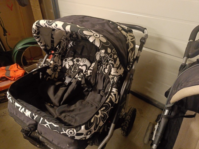 999994-7 2 pushchairs (discarded)