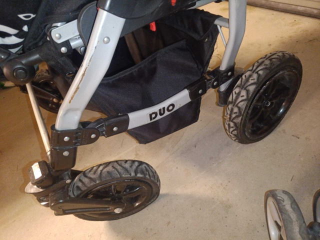 999994-9 2 pushchairs (discarded)