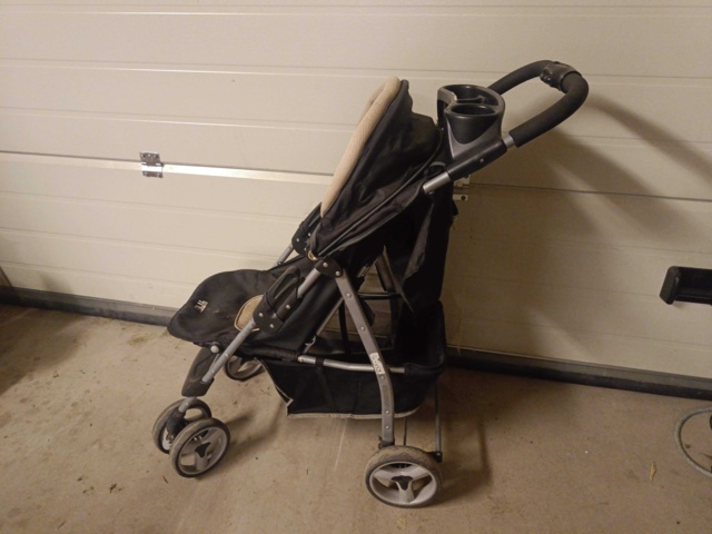 999994-15 2 pushchairs (discarded)