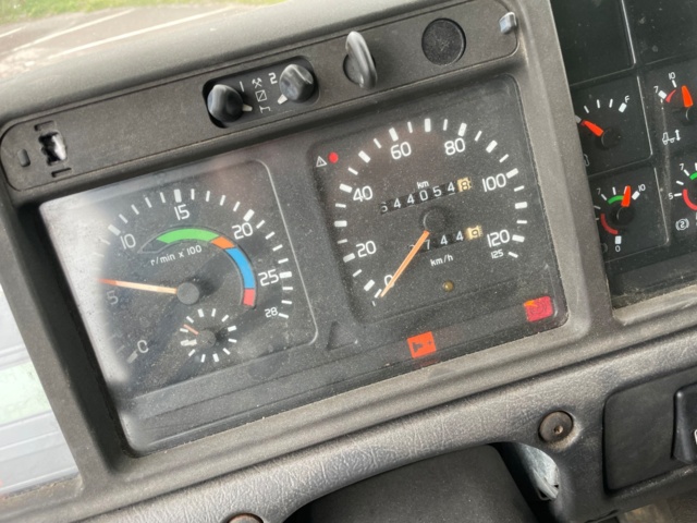 6907-001-21 Kranbil Volvo FM7 4X2 1999 (64405 mil)