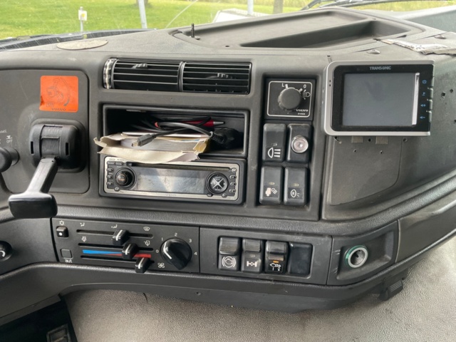 6907-001-11 Kranbil Volvo FM7 4X2 1999 (64405 mil)