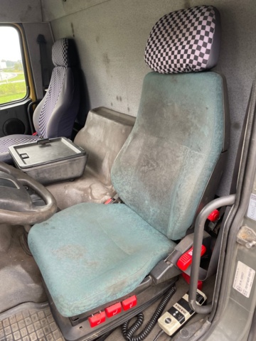 6907-001-8 Kranbil Volvo FM7 4X2 1999 (64405 mil)