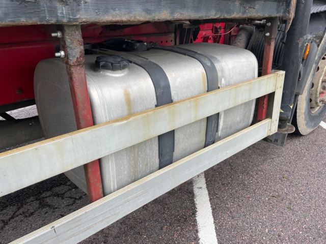 6907-001-25 Kranbil Volvo FM7 4X2 1999 (64405 mil)