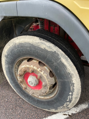 6907-001-16 Kranbil Volvo FM7 4X2 1999 (64405 mil)