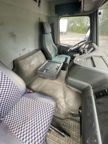 6907-001-10 Kranbil Volvo FM7 4X2 1999 (64405 mil)