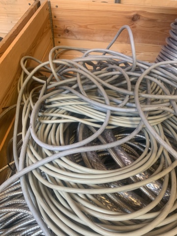 1035172-4 Skärmade kablar på pall