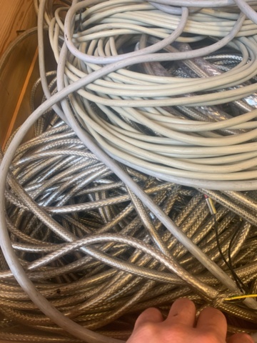 1035172-5 Skärmade kablar på pall
