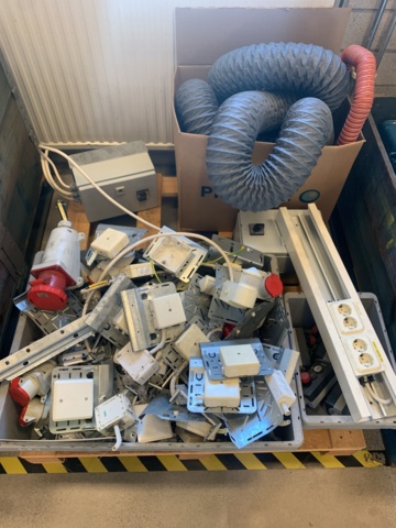 1035176-1 Elartiklar, ventilationsslang på pall