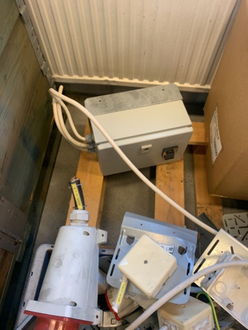 1035176-2 Elartiklar, ventilationsslang på pall