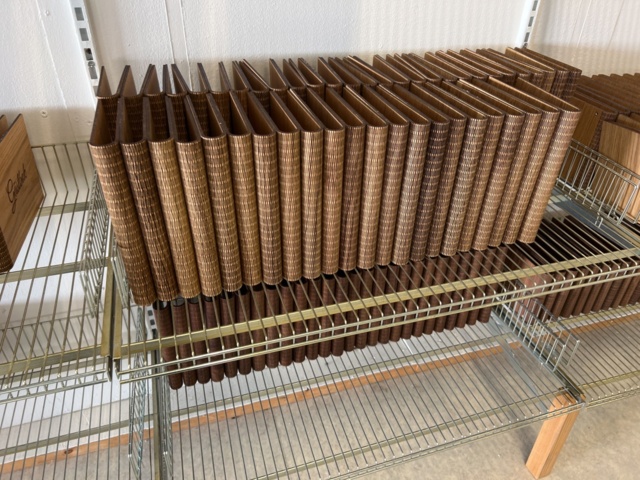 1050477-3 Gästböcker i trä, med papper