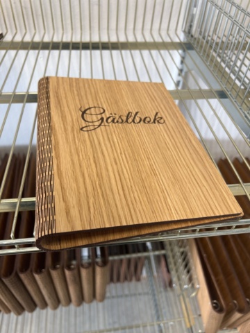 1050477-4 Gästböcker i trä, med papper