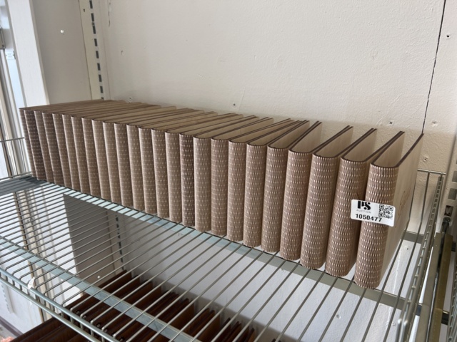 1050477-7 Gästböcker i trä, med papper