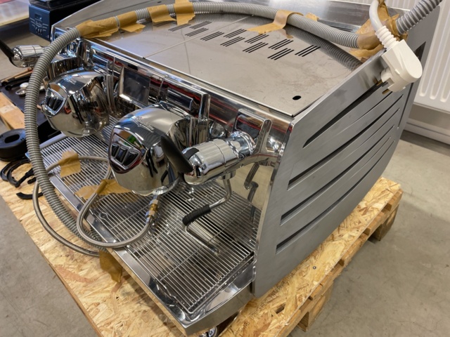 998834-4 Espresso machine Victoria & Espresso grinder Mythos