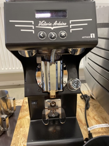 998834-18 Espresso machine Victoria & Espresso grinder Mythos