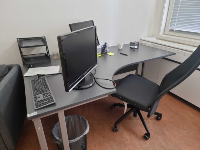956352-1 Office space including 2 screens