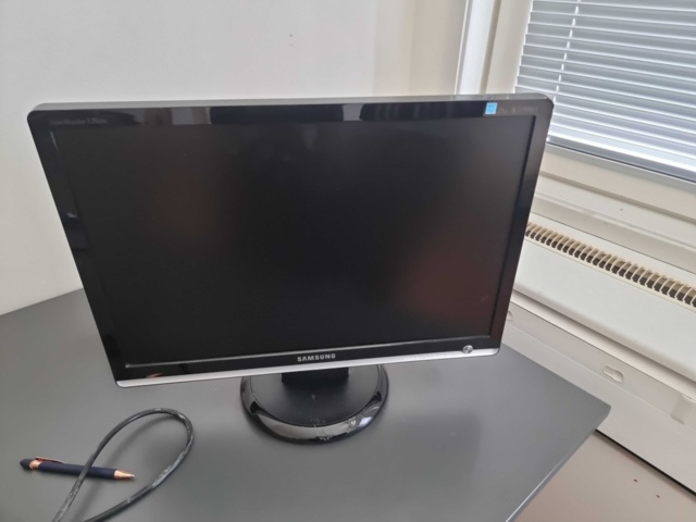 956352-5 Office space including 2 screens