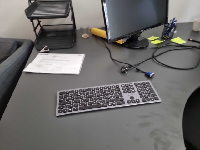 956352-7 Office space including 2 screens